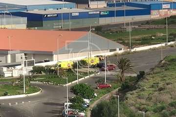 Personal de dos ambulancias del SUC atiende en la calle a la mujer con coma etílico/TA.